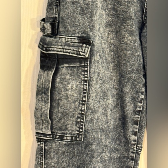 AMERICAN‎ RAZI| Women’s Gray/Black Acid Wash Stretchy Jean Utility Pants - Picture 4 of 10